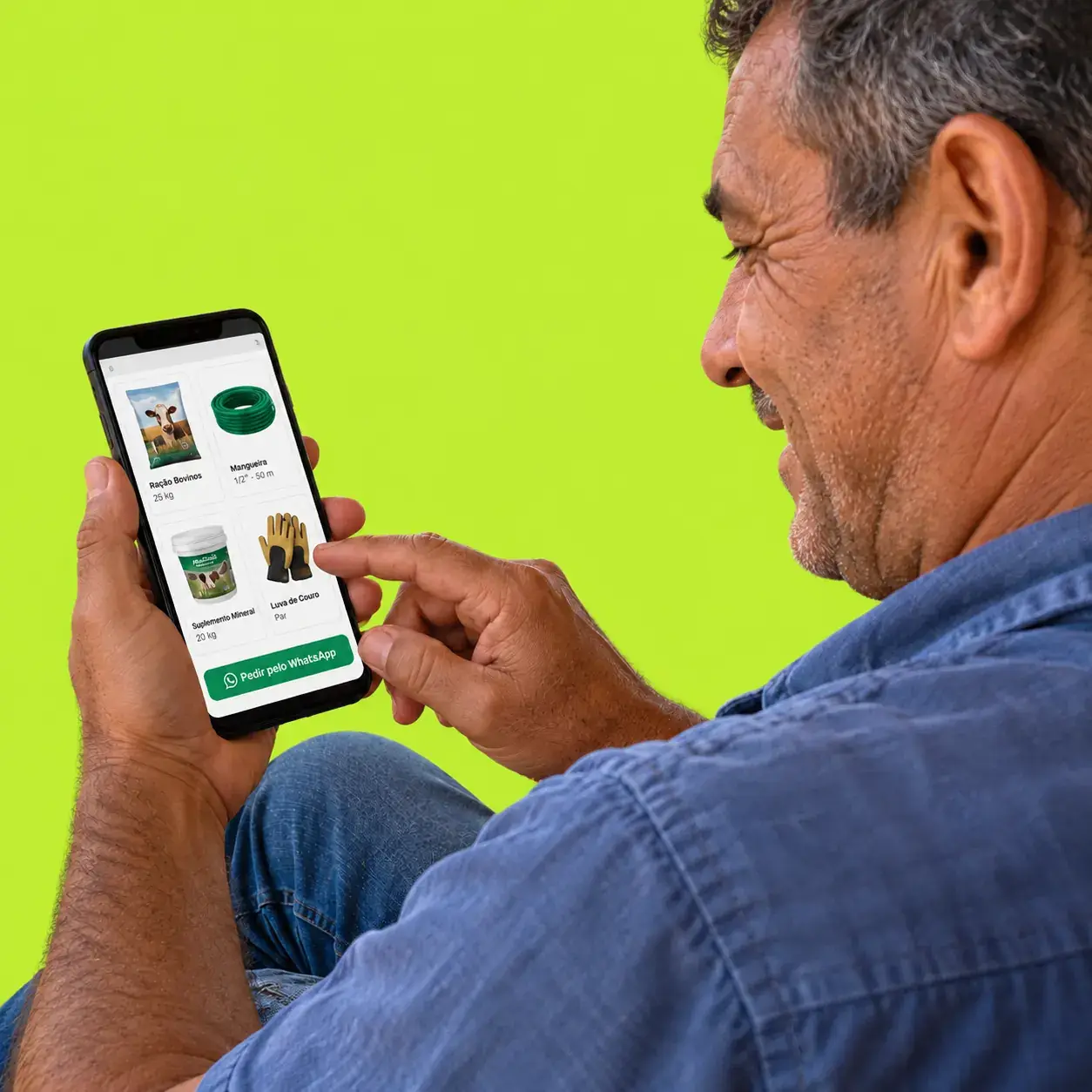 Homem consultando produtos agropecuários em um catálogo digital pelo celular.